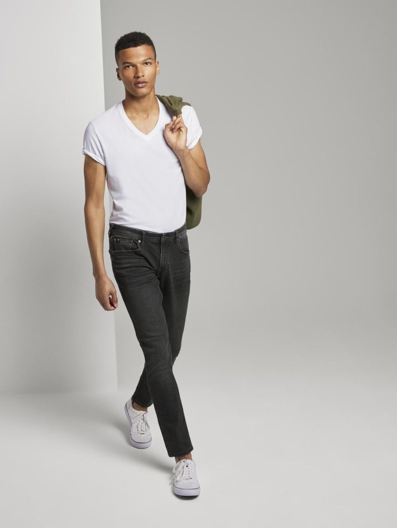 Yalangoch erkak onlaynda rassomlarga suratga tushmoqda.